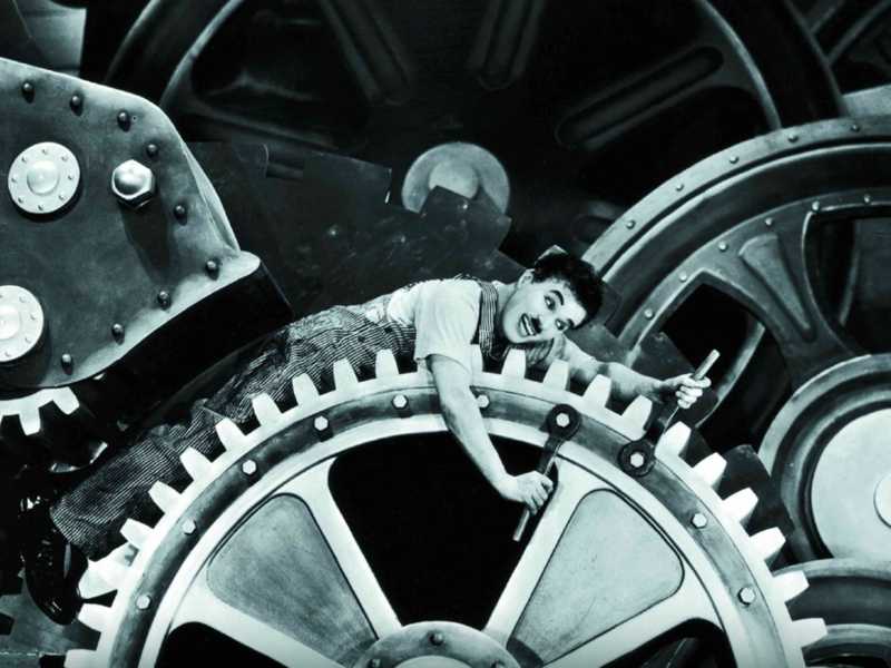 Scena tratta da Tempi Moderni film del 1936 interpretato, diretto e prodotto da Charlie Chaplin