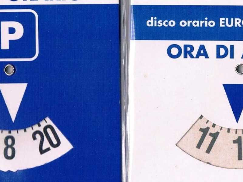 Il disco orario che si sposta da solo. Alcuni usi politici