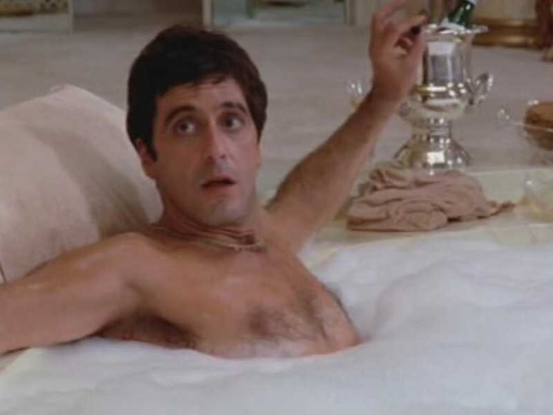 Toh! Il vicino con le camicie colorate che in pizzeria lascia sempre la mancia &egrave; ricercato per strage. Nell&rsquo;immagine, Al Pacino in una scena del film &ldquo;Scarface&rdquo;