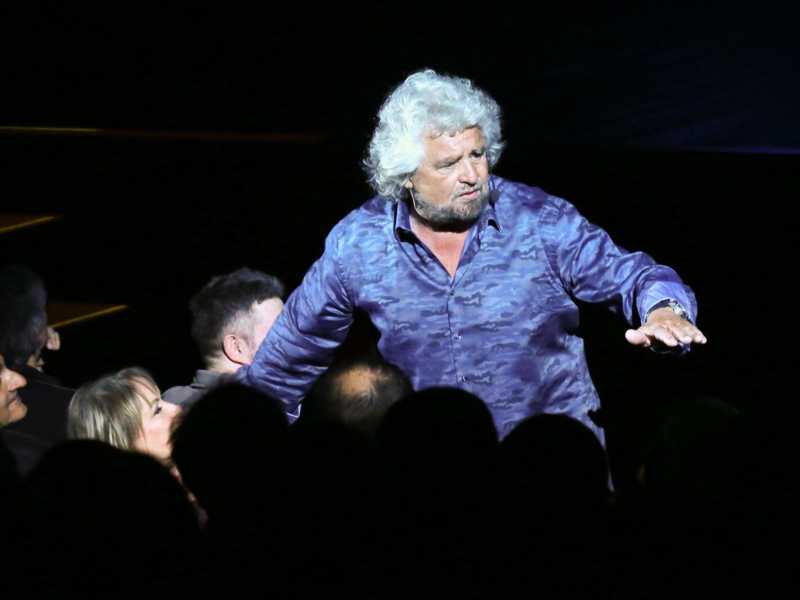 Grillo a teatro (foto LaPresse)