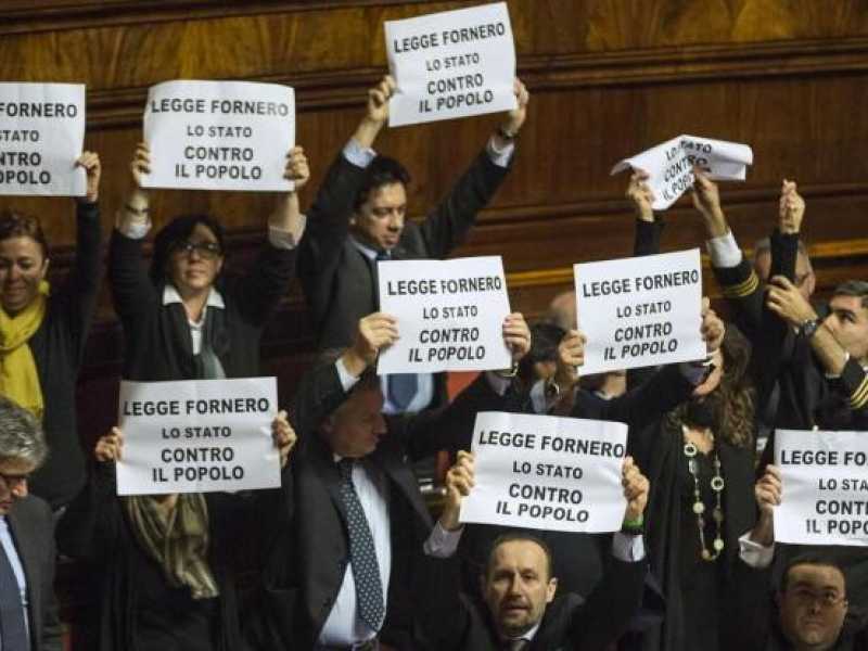 Proteste in parlamento contro la Legge Fornero (foto LaPresse)