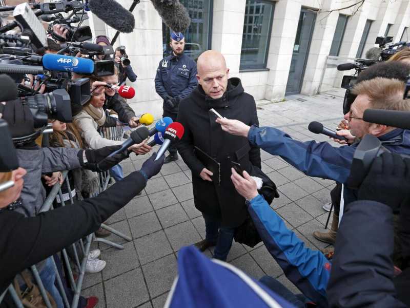 L'avvocato belga Sven Mary circondato da giornalisti (foto LaPresse)