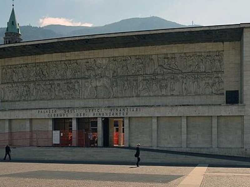 Bolzano, piazza del Tribunale. Foto via Wikimedia commons