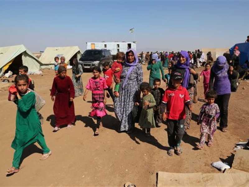 Un gruppo di yazidi in un campo profughi (Foto Ap)