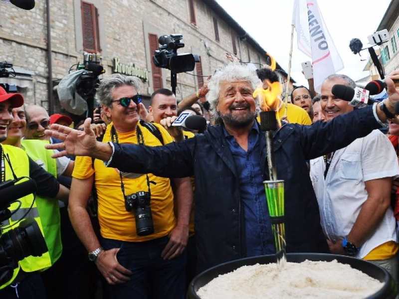 Beppe Grillo alla marcia del Movimento 5 stelle per il reddito di cittadinanza (foto LaPresse)
