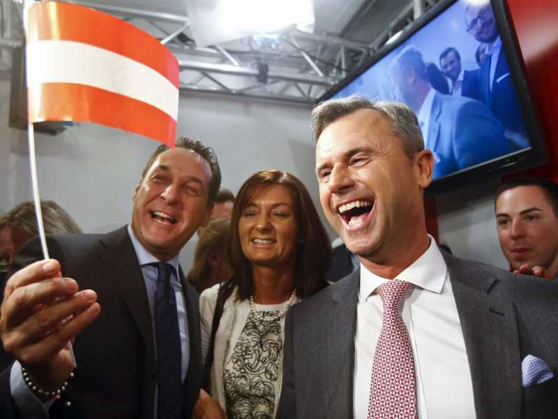 Norbert Hofer festeggia il risultato del primo turno delle presidenziali (foto LaPresse)