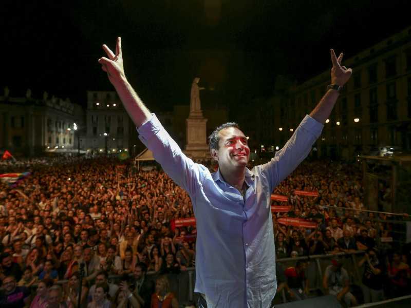 Luigi De Magistris durante il suo comizio a Napoli (foto LaPresse)