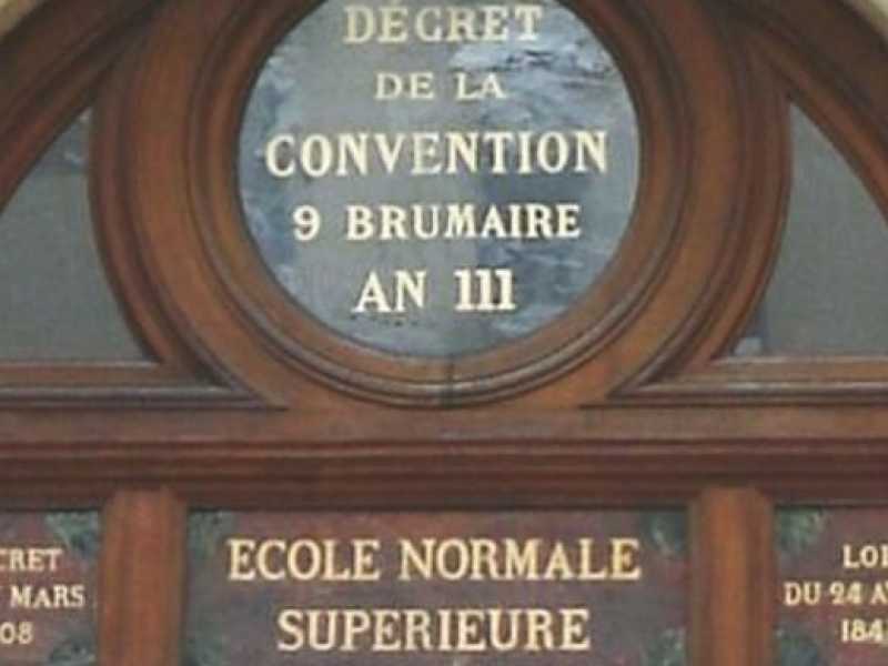 Sugli stipiti di Rue d&rsquo;Ulm, sede dell&rsquo;Ecole Normale, ci sono le due date fatidiche: 1794, anno III della Rivoluzione francese, e 1804, l&rsquo;anno dell&rsquo;incoronazione imperiale di Napoleone