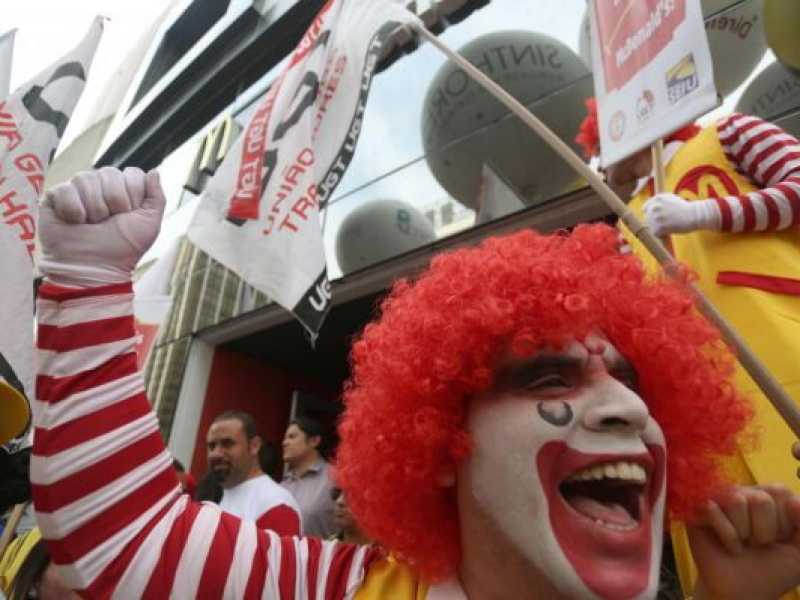 Proteste contro lo sfruttamento dei dipendenti McDonald's (foto LaPresse)