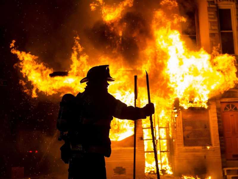 La notte scorsa a Baltimora case ed edifici pubblici sono stati dati alle fiamme (foto LaPresse)
