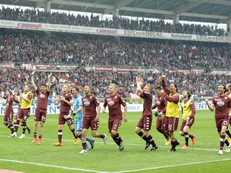I giocatori del Torino esultano dopo la vittoria nel derby (LaPresse). Prima e durante l'incontro, violenze fuori e dentro lo stadio