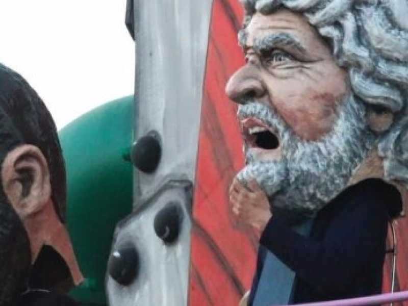 Le maschere di Matteo Salvini e Beppe Grillo al carnevale di Viareggio (foto LaPresse)