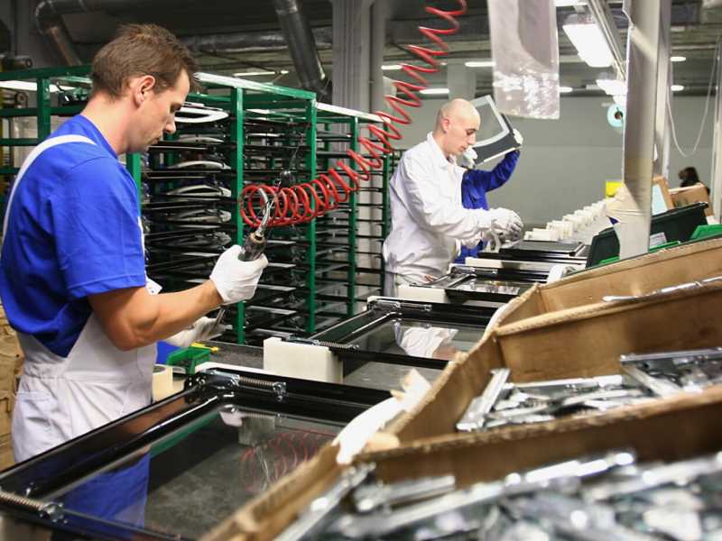 Operai a lavoro in una fabbrica italiana (foto LaPresse)