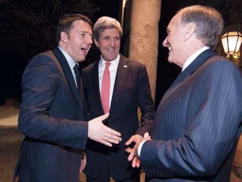 L'incontro tra il presidente del Consiglio, Matteo Renzi, e il segretario di stato americano, John Kerry, accompagnato dall&rsquo;ambasciatore Phillips (a destra)