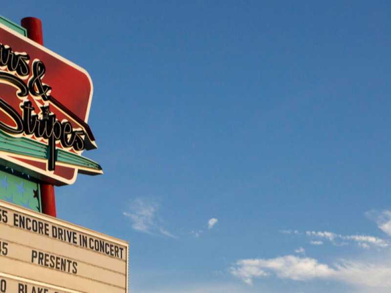 Una fila di auto si dirige verso lo Stars & Stripes Drive-In Theatre di New Braunfels, in Texas (in questa pagina, foto di Mikala Compton/Herald-Zeitung via Ap)