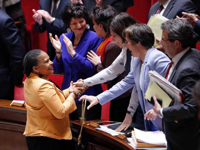 La ministra francese della Giustizia Christiane Taubira, a sinistra, in Parlamento il giorno dell'approvazione della legge sui matrimoni omosessuali, nell'aprile del 2013