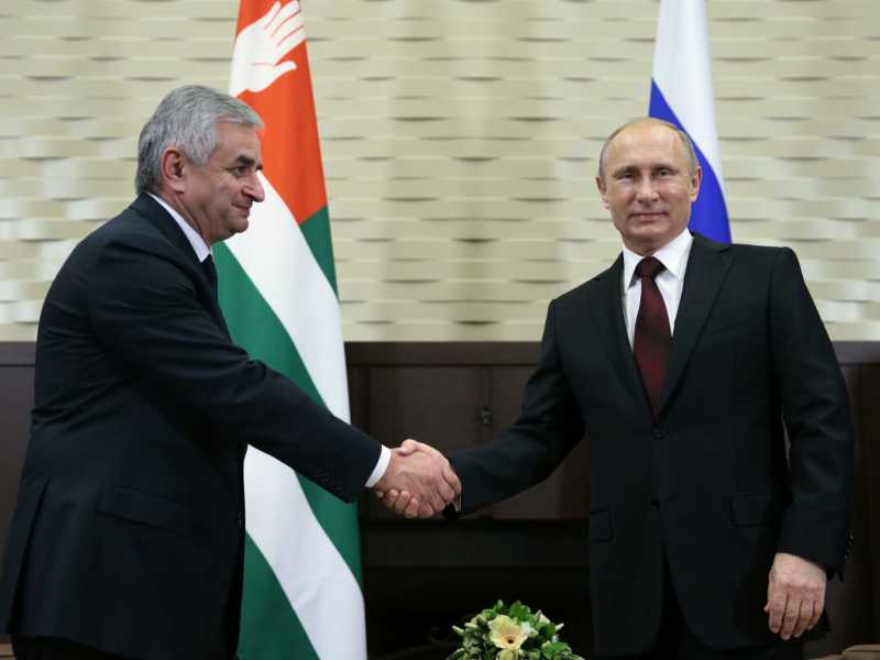 Vladimir Putin con il presidente dell’autoproclamata Repubblica di Abkhazia Raul Khajimba (foto AP)