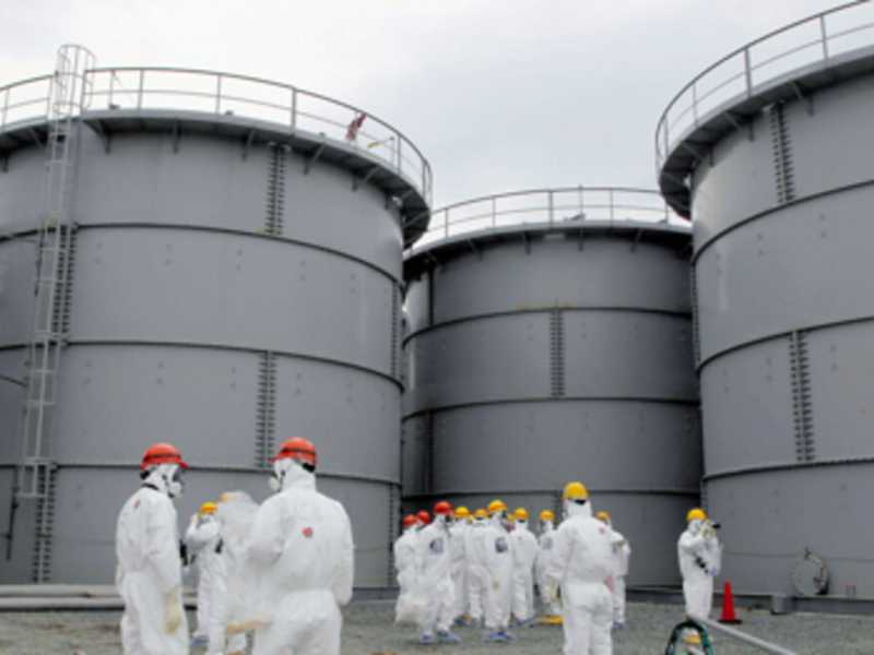 L’acqua radioattiva che rischia di far saltare il governo di Abe