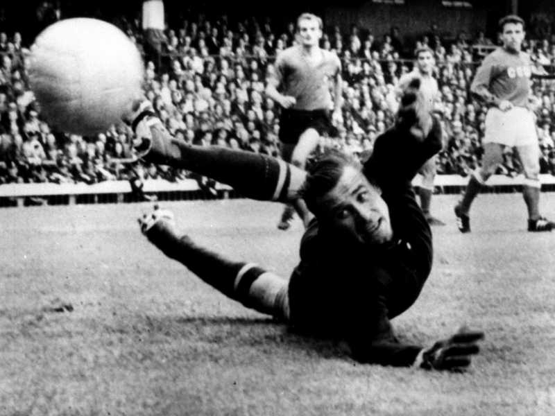 La parata decisiva di Lev Yashin contro l'Italia ne 1963 a Roma. A dicembre conquist&ograve; il Pallone d'oro