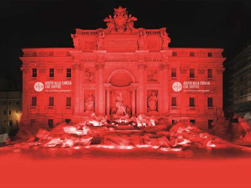 La fontana di Trevi rossa come il sangue dei martiri cristiani