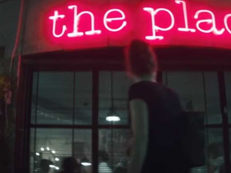Un frame del film "The Place"