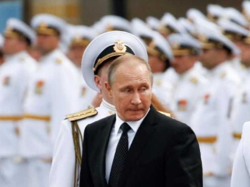Russia, il presidente Putin alle celebrazioni per la giornata della Marina (foto LaPresse)