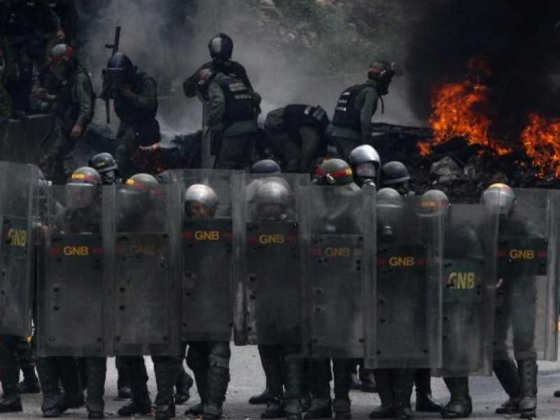 Continuano gli scontri tra manifestanti e forze dell'ordine a Caracas (foto LaPresse)