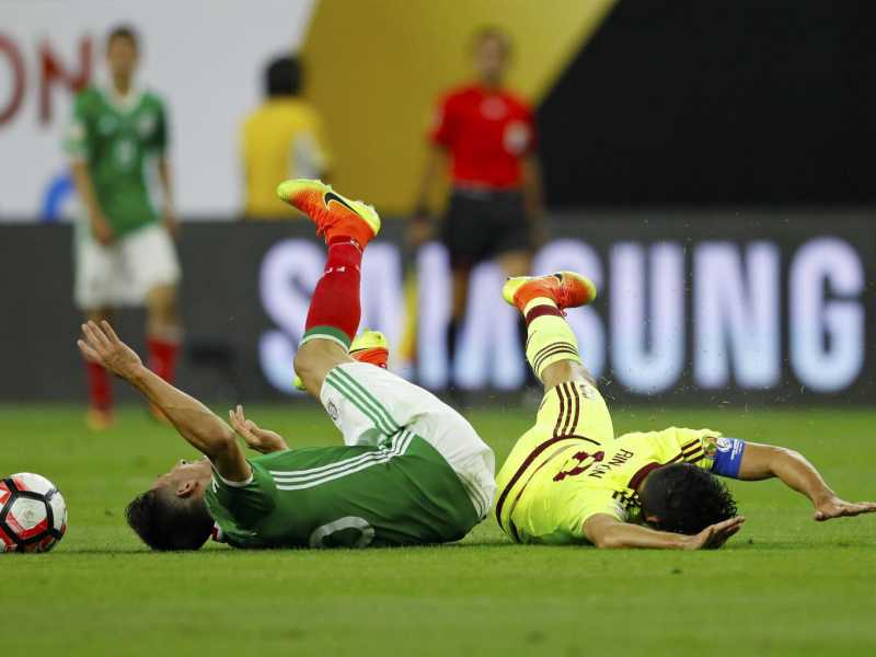 Il centrocampista messicano Herrera e venezuelano Rincondurante la Copa America 2016. (foto La Presse)