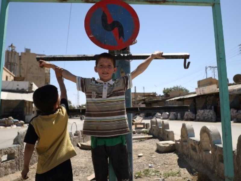 Dei bambini giocano a Tabqa, non lontana da Raqqa (foto LaPresse)
