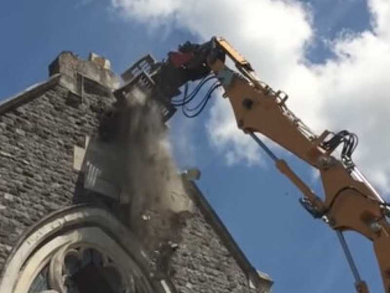 Le ruspe demoliscono la chiesa di San Martino a Sabl&eacute;-sur-Sarthe
