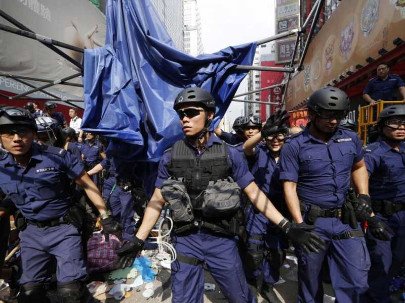 Un momento dello sgombero della polizia di Hong Kong (foto LaPresse)