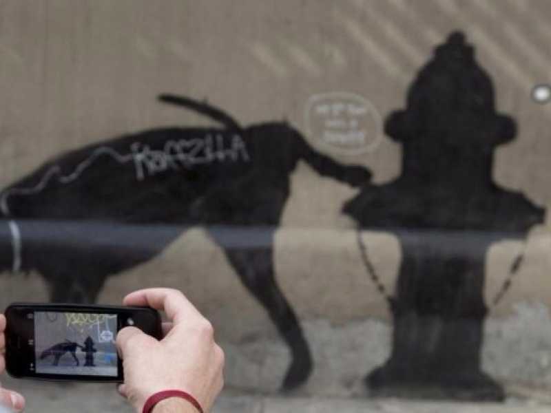 Murale di Banksy nelle strade di New York (foto LaPresse)