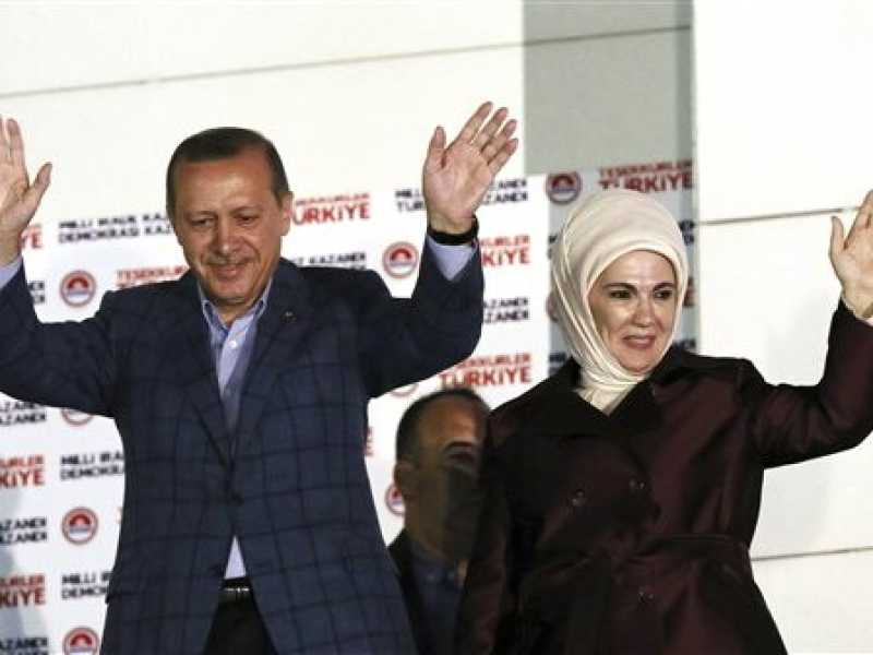 Recep Tayyip Erdogan festeggia il risultato elettorale con la moglie Emine ad Ankara (Foto Ap)