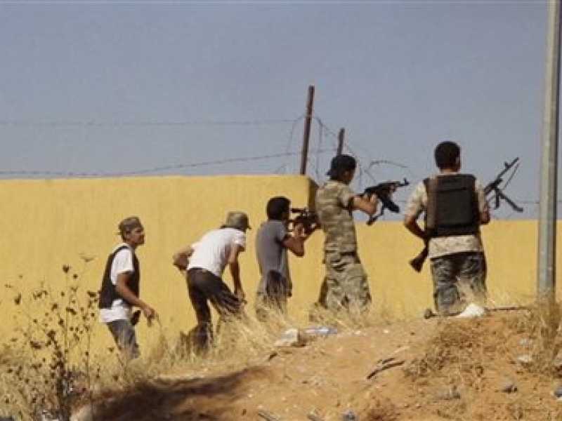 Combattenti della Brigata di Misurata combattono a Bengasi, nei pressi dell'aeroporto internazionale (Foto Ap)
