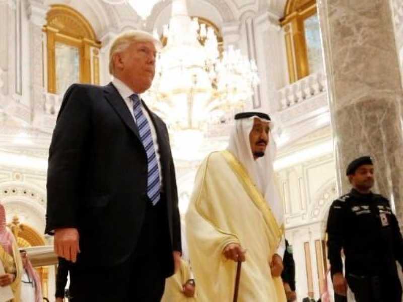 il re saudita Salman Bin Abdelaziz al Saud riceve il presidente americano Donald Trump a Riad