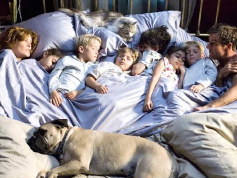 Per sopravvivere alla terribile famiglia all inclusive, i figli-ostaggio hanno una sola possibilità: scappare di casa