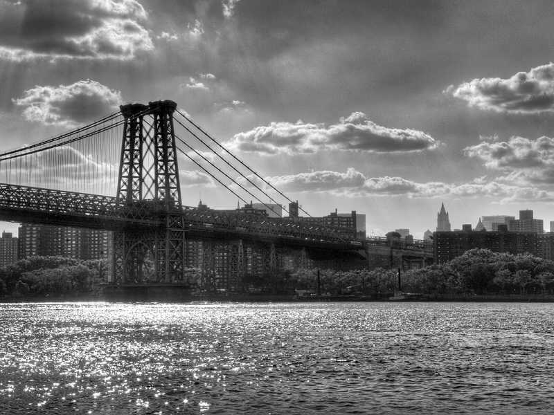Il Williamsburg Bridge sull&rsquo;East River a New York: fu completato nel 1903 e fino al 1920 fu il pi&ugrave; lungo ponte sospeso del mondo