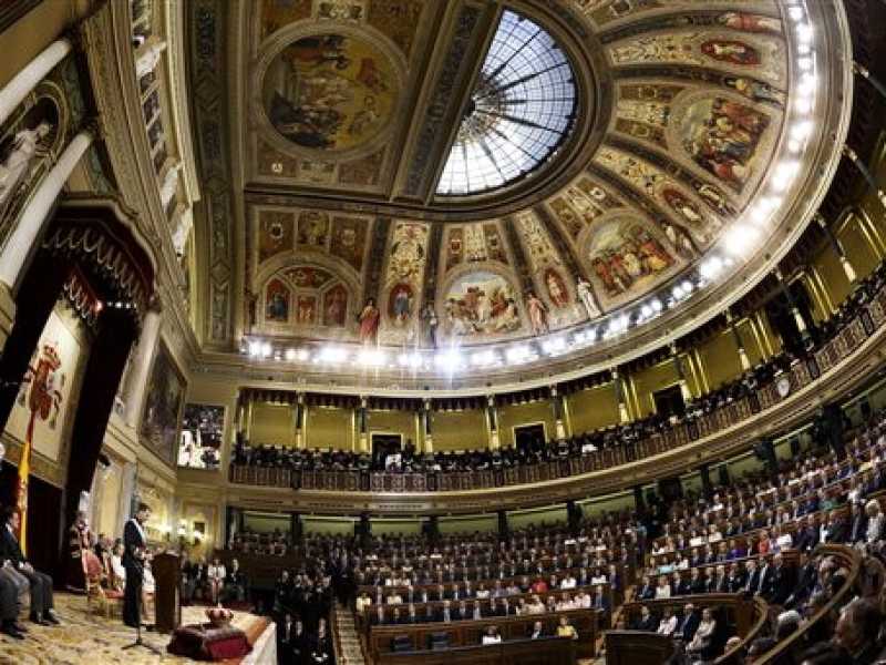 Re Felipe VI di Spagna durante la sua cerimonia d'insediamento in Parlamento (Foto Ap) 