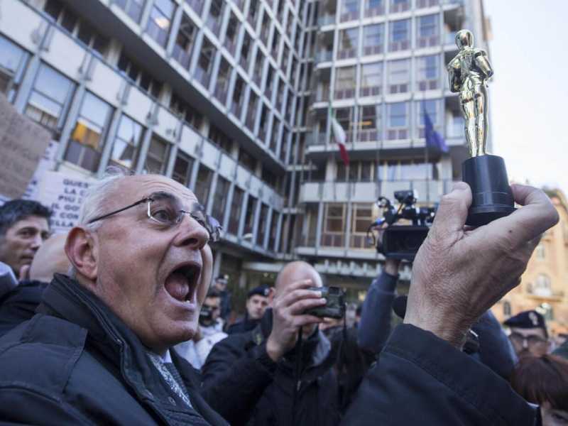 Presidio del Comitato Vittime del Salva Banche davanti alla Consob (Foto La Presse)