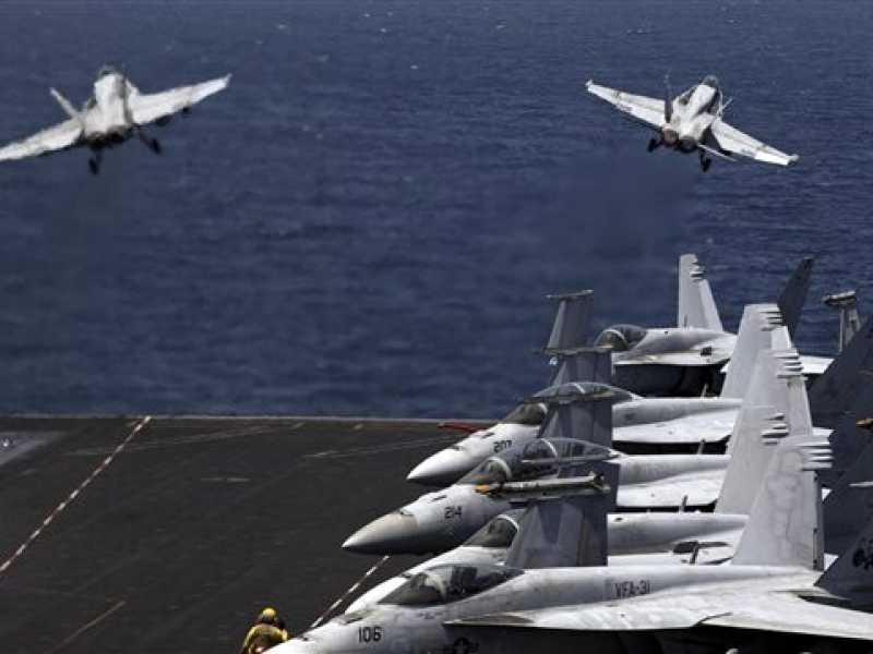 Caccia F-18 si levano in volo verso l'Iraq dalla USS George H.W. Bush, in navigazione nel Golfo Persico (Foto Ap)