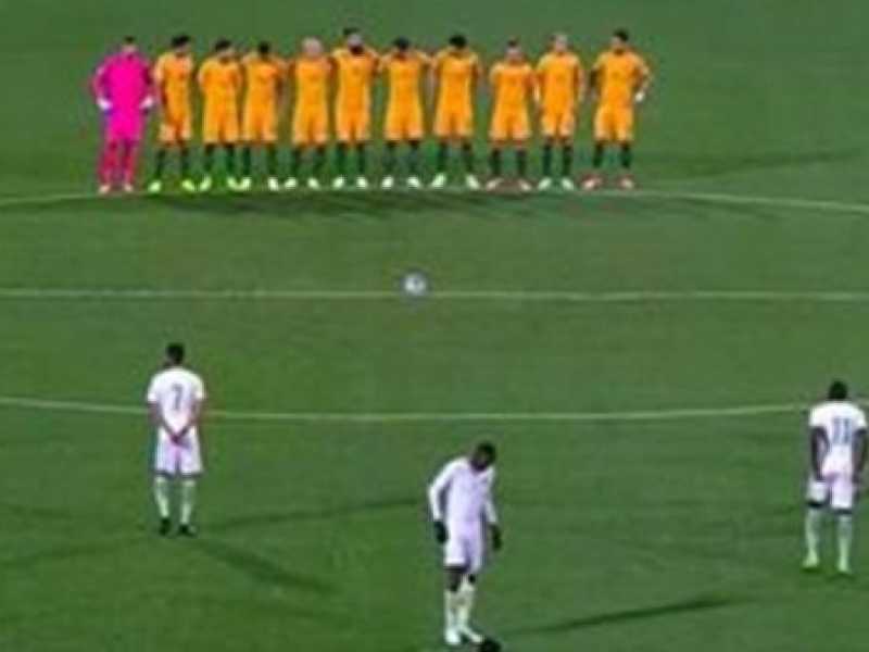 La nazionale dell'Arabia Saudita durante il minuto di silenzio per le vittime di Londra