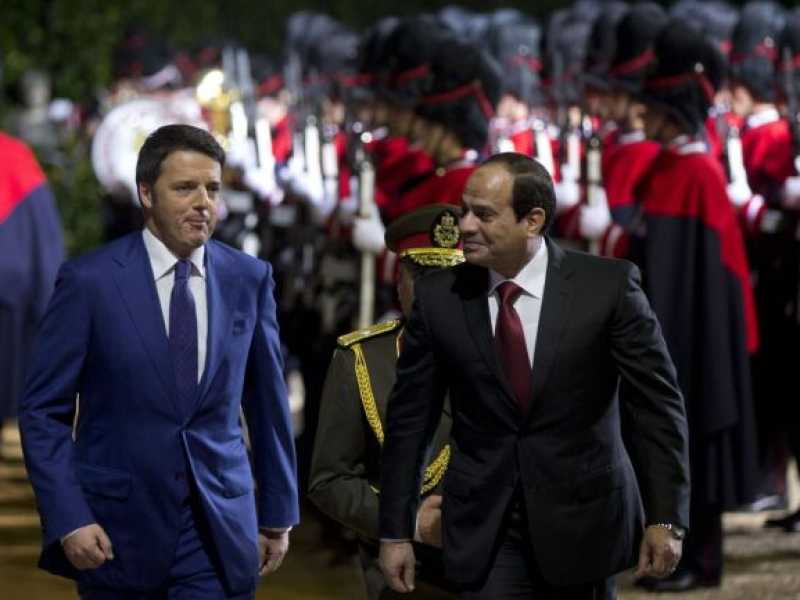 Il premier Matteo Renzi insieme con il presidente egiziano Abdul Fattah al Sisi, in visita a Roma (foto Ap)
