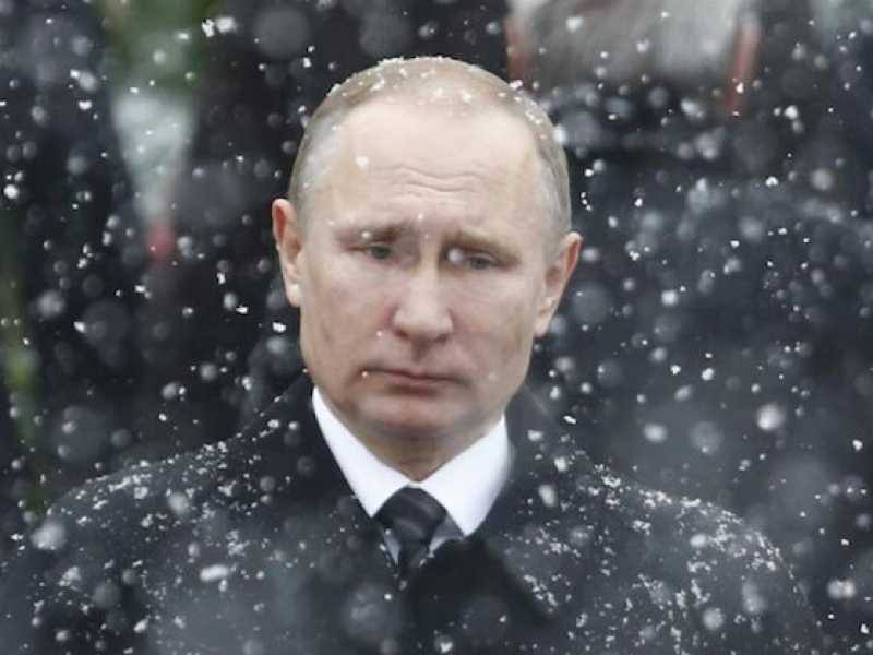 Mosca, Vladimir Putin al monumento del Milite Ignoto (LaPresse)