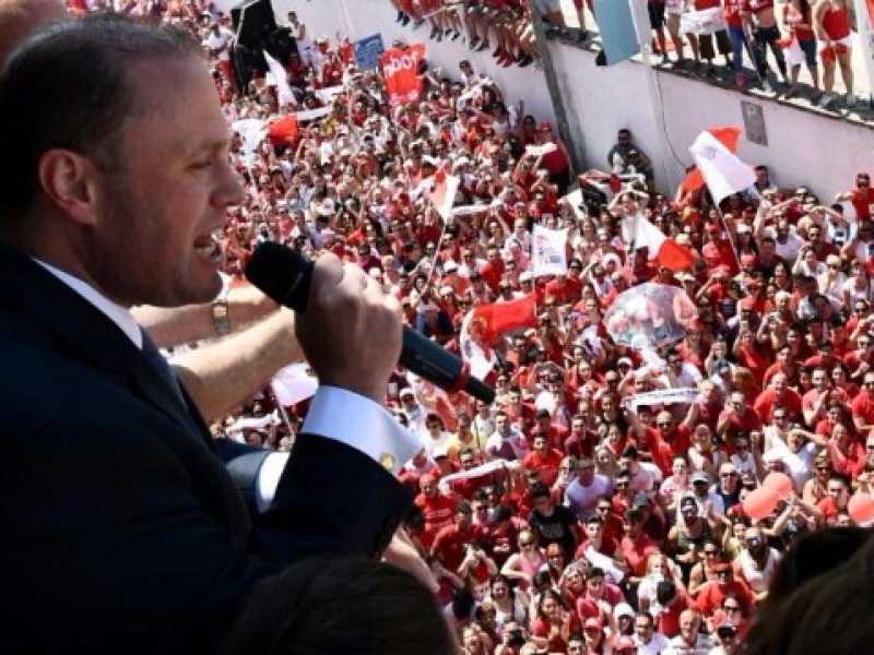 Joseph Muscat festeggia la vittoria (foto LaPresse)