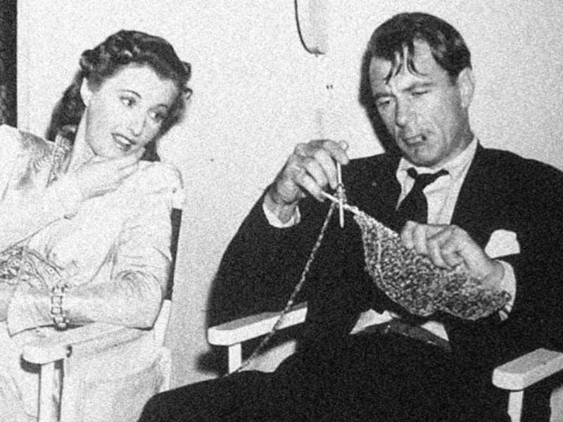 Ieri era Gary Cooper a dilettarsi, anche se per gioco, con i lavori a maglia. Oggi tra gli attori non nascondono il loro interesse per i ferri Russell Crowe e Ryan Gosling