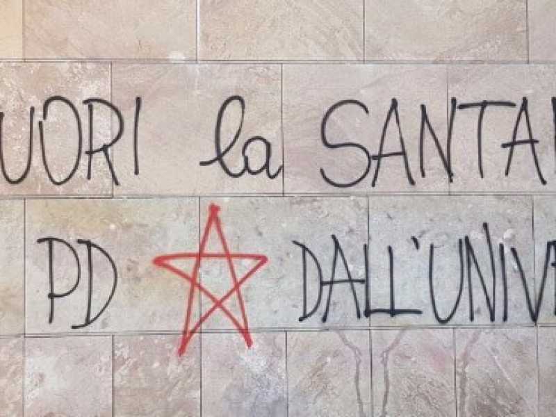 Una scritta sui muri dell'universit&agrave; di Firenze