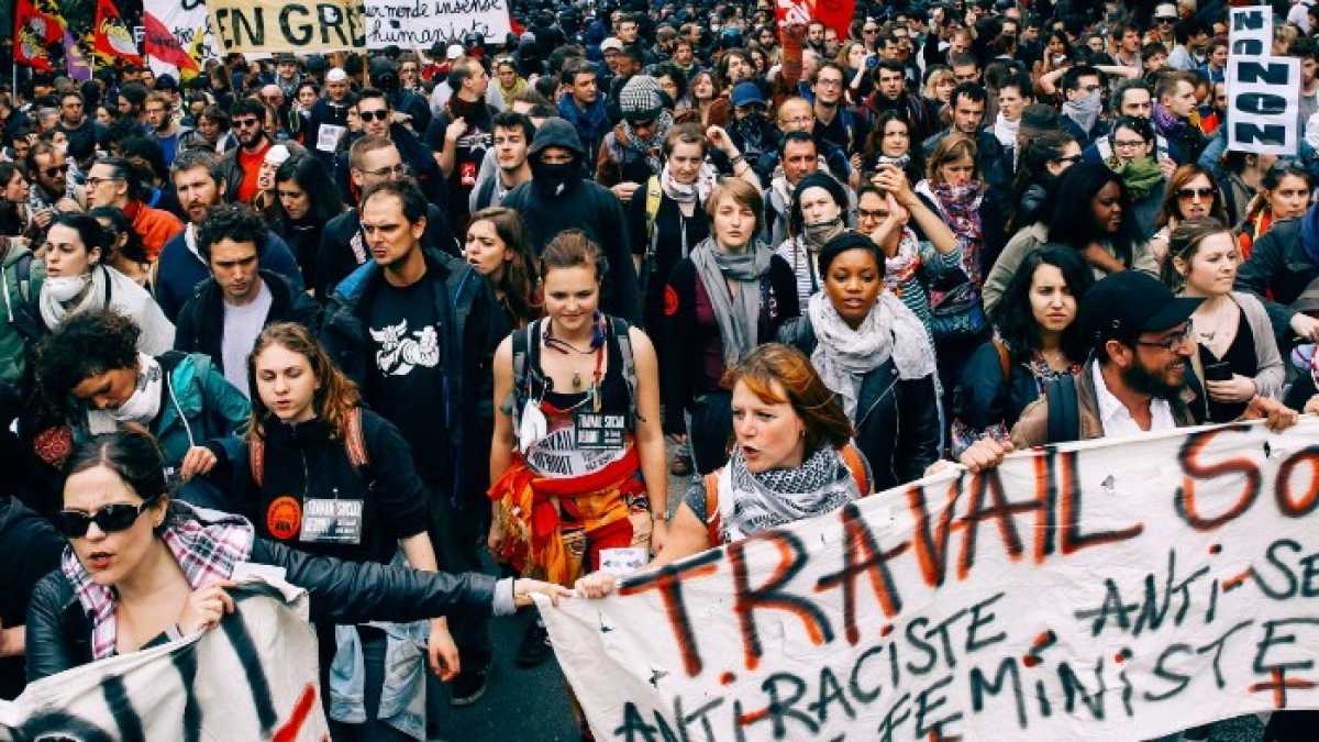 Immagine di La piazza anti Macron è divisa e non fa poi così male al presidente