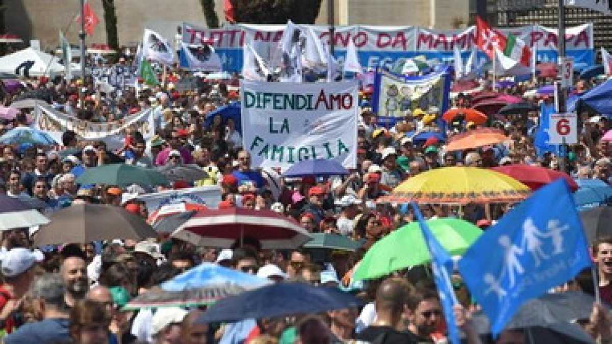 Immagine di Caro Presidente, noi la politica la facciamo in piazza. Non nelle parrocchie