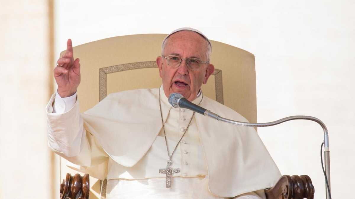 Immagine di Il Papa e il rogo degli assegni: "La chiesa non ha bisogno di soldi sporchi!"