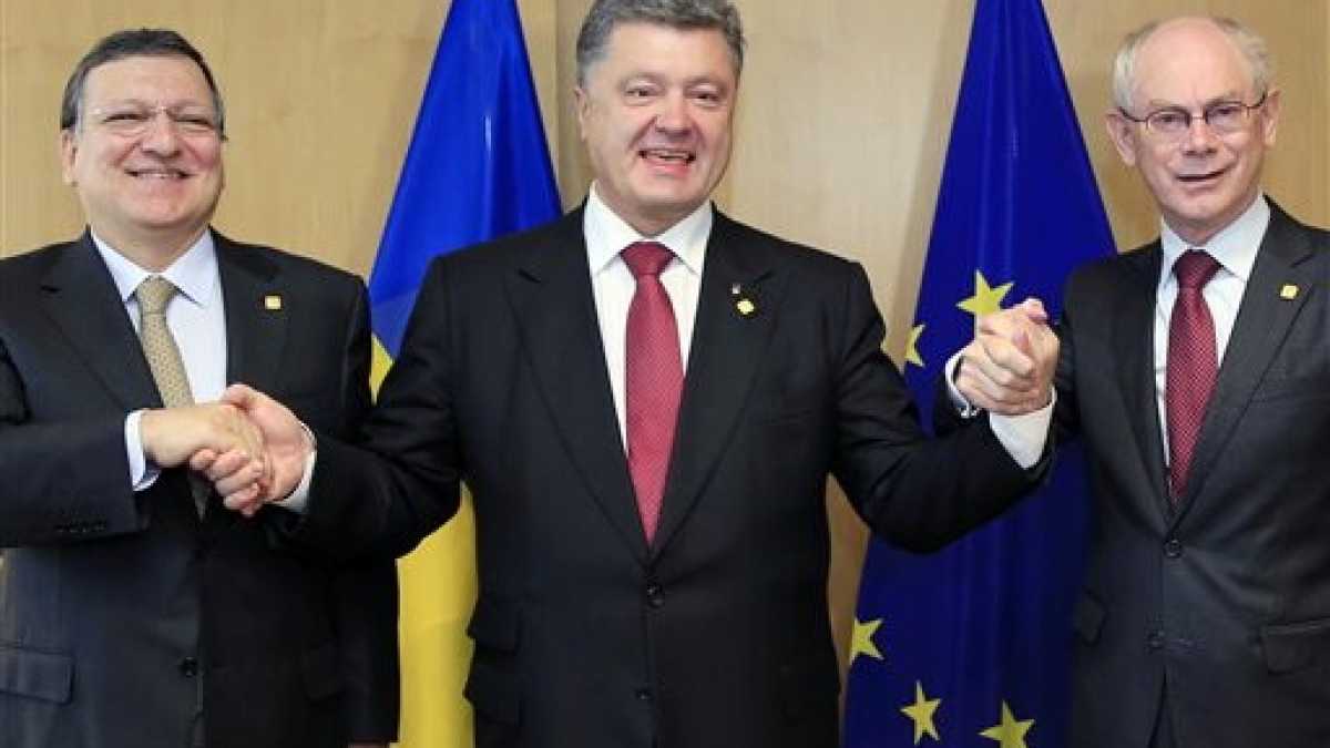 Immagine di L'Ue sottoscrive l'accordo di associazione con Kiev e avverte Mosca